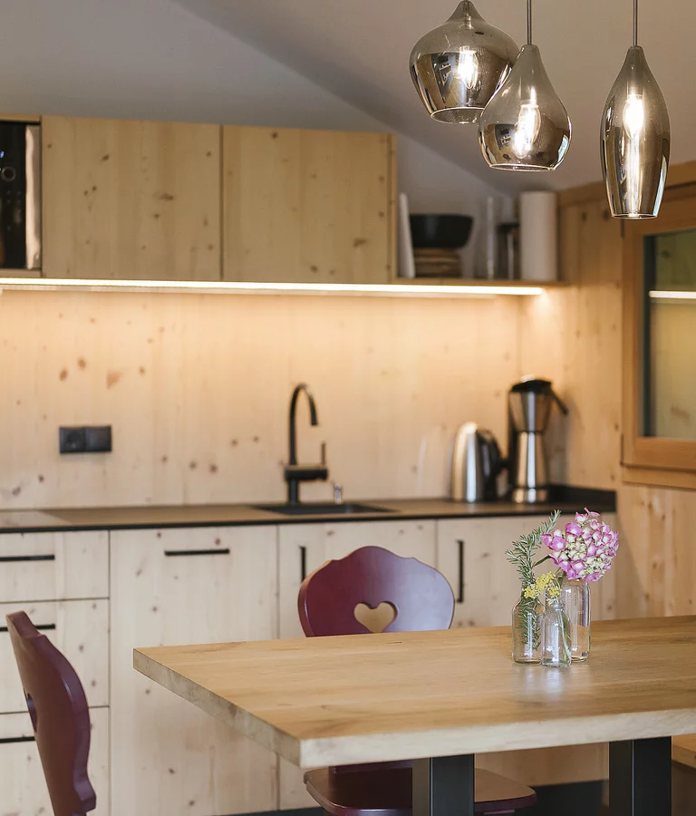 Detail Holzküche mit Mikrowelle. Ferienwohnung in Holz.