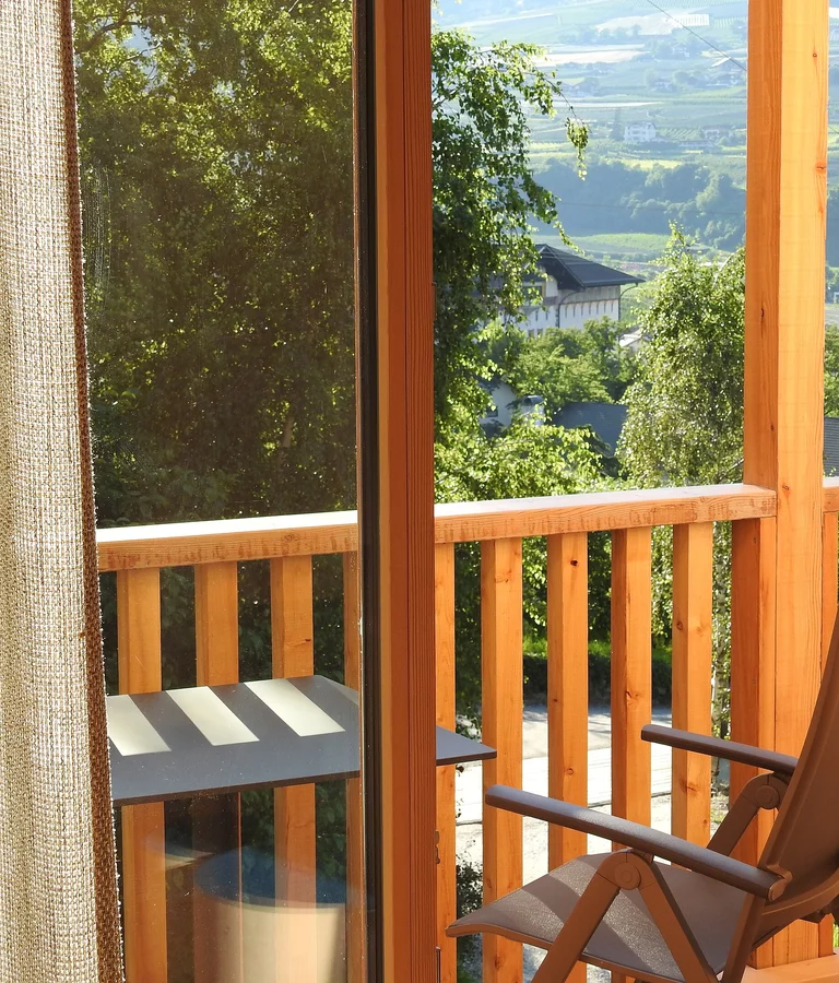 Holzbalkon mit Blick auf Forst und Algund.