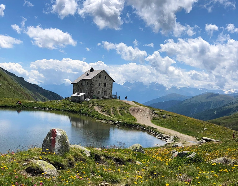 Bergsee mit Berghütte.