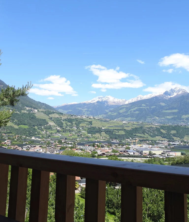 Balkon mit Blick auf Dorf Tirol und die Südtiroler Berge.