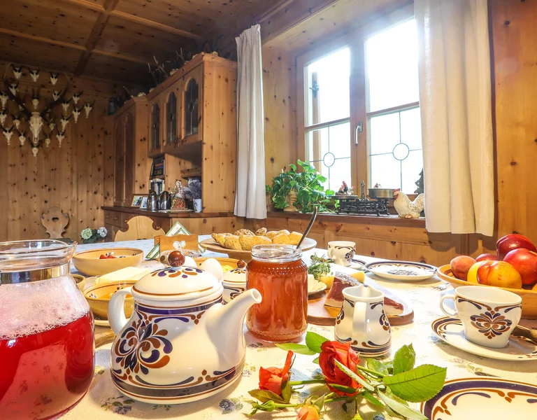 Detail Bauernstube, Holztisch mit Bauernfrühstück mit Saft und Honig und hofeigenen Produkten.