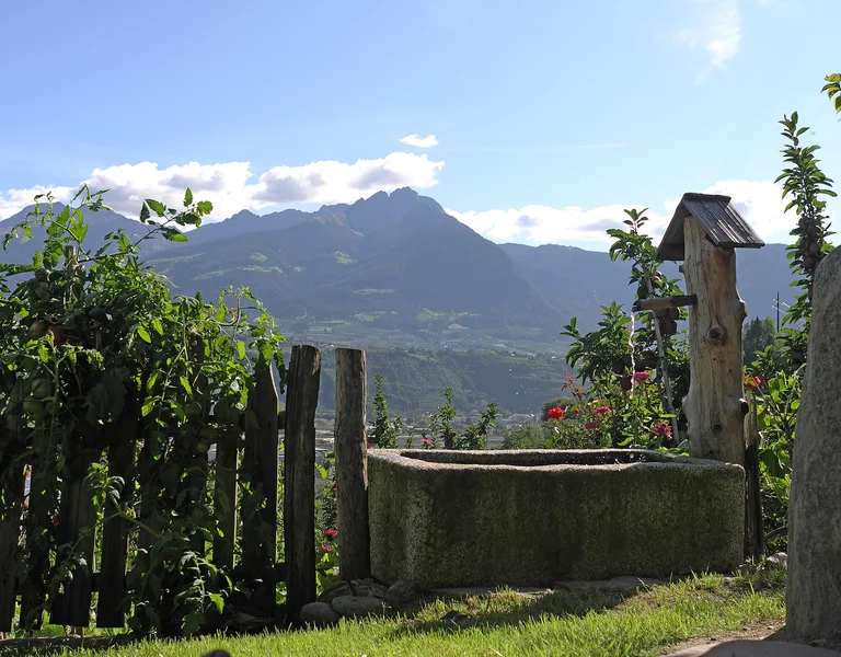 Steinbrunnen mit Meran2000. Meraner Land.