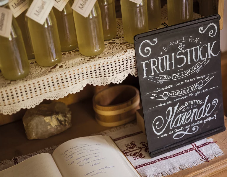 Hofeigene Produkte mit Gästebuch und Schild Beschreibung Frühstück, Birkenhof Marling.